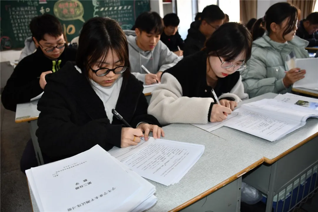 學校緊鑼密鼓地做好學業(yè)水平考試復(fù)習準備工作