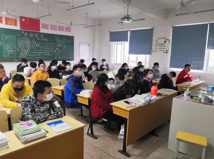 第一批學生開學汽車工程學院教學秩序井然