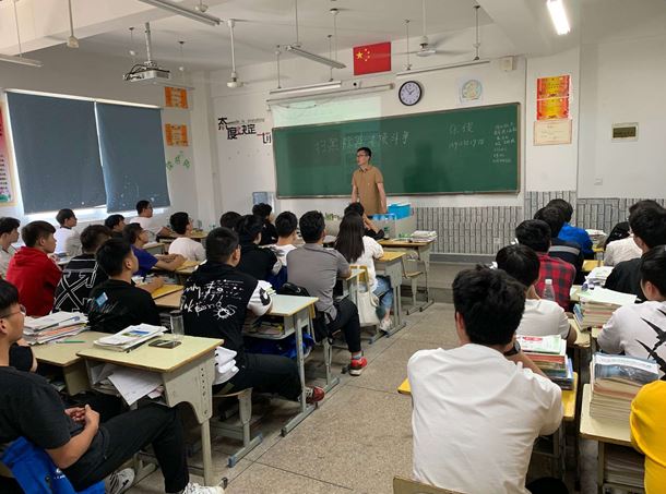 張俊老師到171511班開展“黨員進(jìn)班級”活動(dòng)
