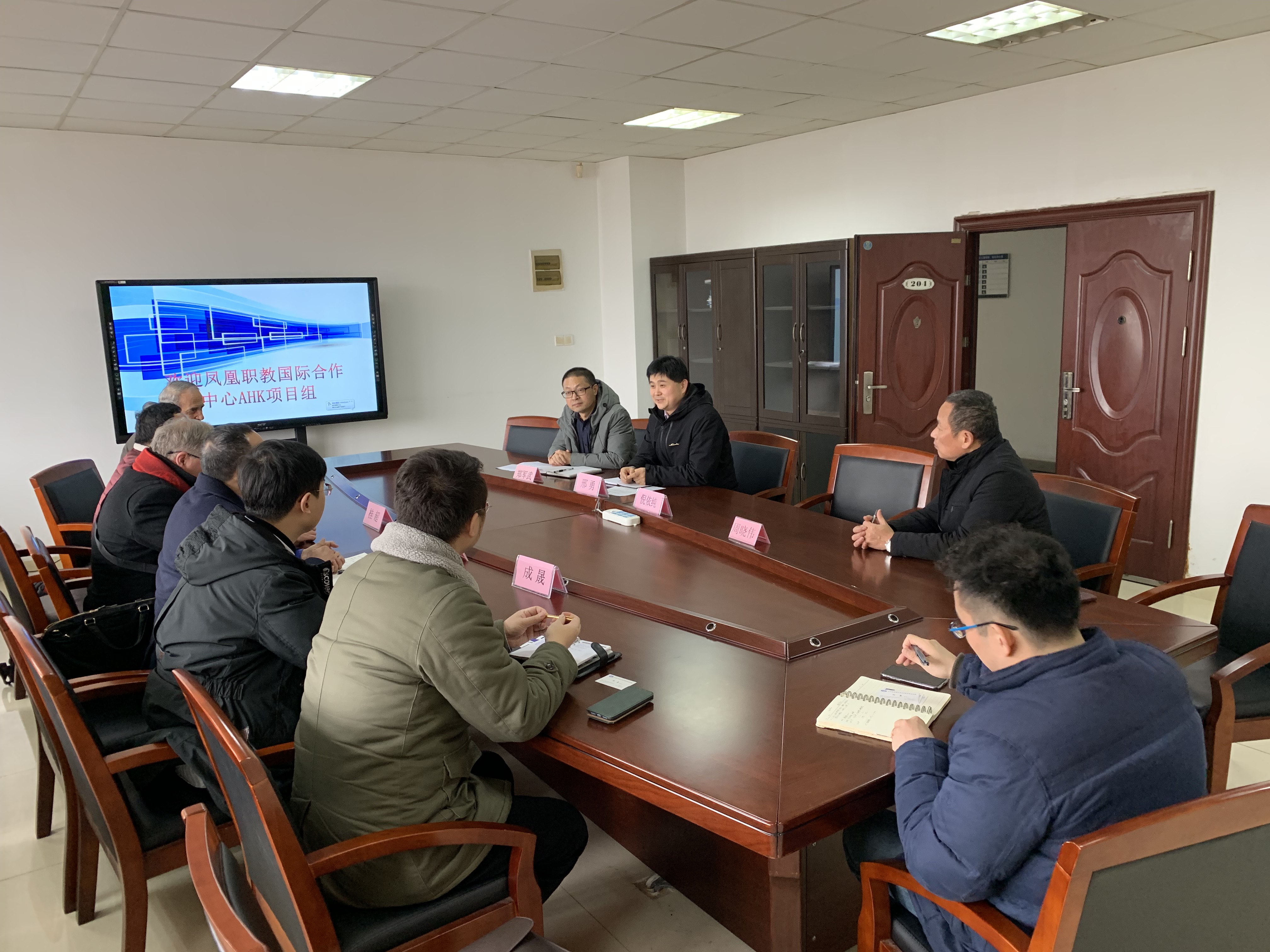 鳳凰職教至汽車工程學(xué)院洽談新能源汽車國際合作項(xiàng)目