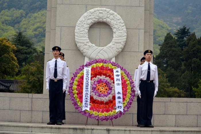緬懷革命先烈 弘揚(yáng)民族精神 ——我校組織團(tuán)員青年到無錫市革命烈士陵園開展祭掃活動(dòng)