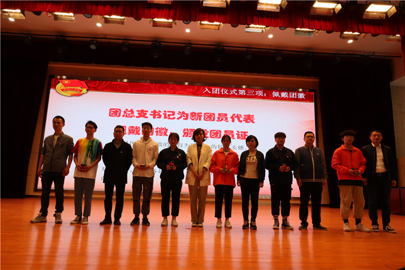 各團總支書記為新團員代表佩戴團徽，頒發(fā)團員證_副本.jpg