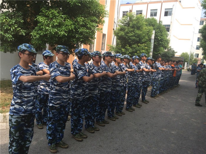 我校2014級新生軍訓(xùn)隊列訓(xùn)練場景、內(nèi)務(wù)評比、黑板報評比優(yōu)秀成果