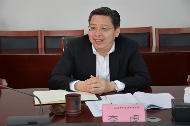 學(xué)校召開“立志做黨光榮傳統(tǒng)和優(yōu)良作風(fēng)的忠實傳人”共青團干部、青年教師座談會